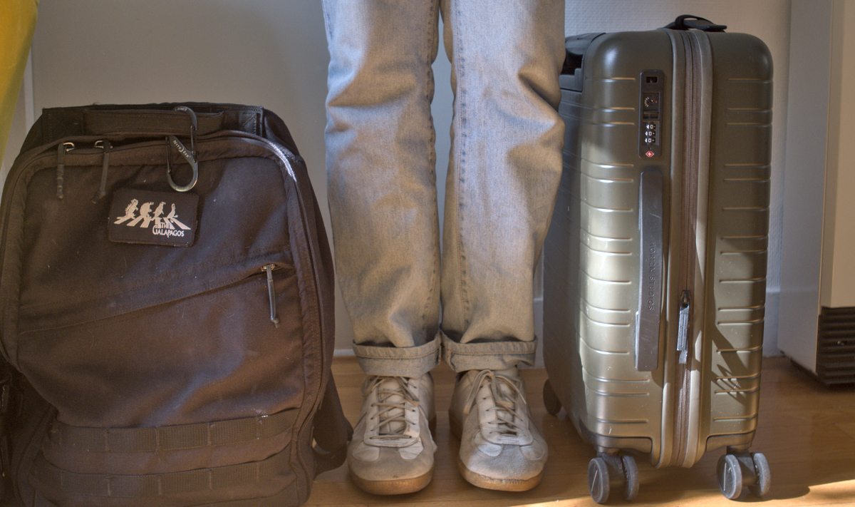 Mon sac et ma valise, de part et d'autre de mes jambes, parfait pour un an de voyage
